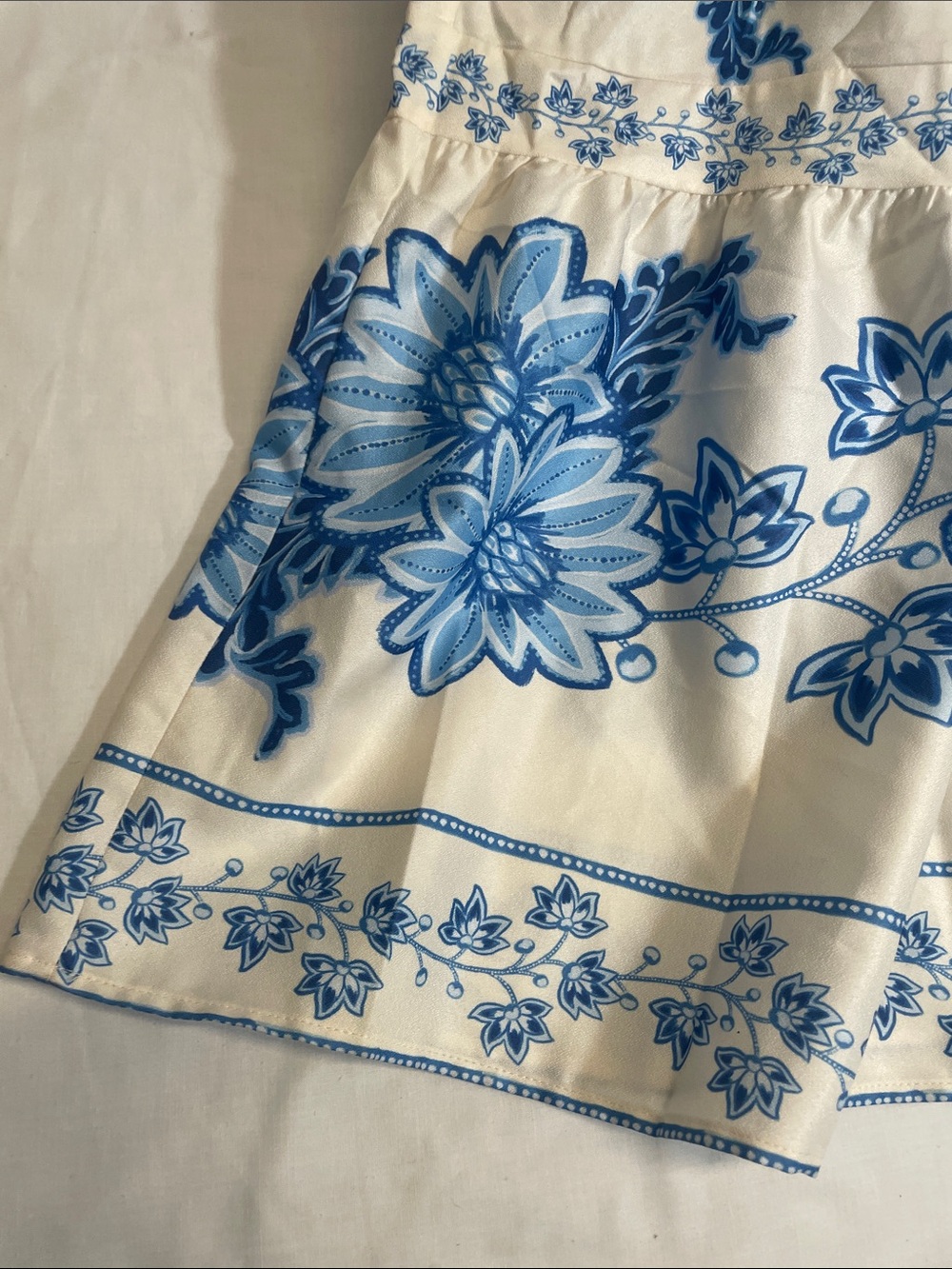 White & Blue Floral Maxi Dress with V-Neck Plunge Farm Rio like- No Tags! - Picture 2 of 7